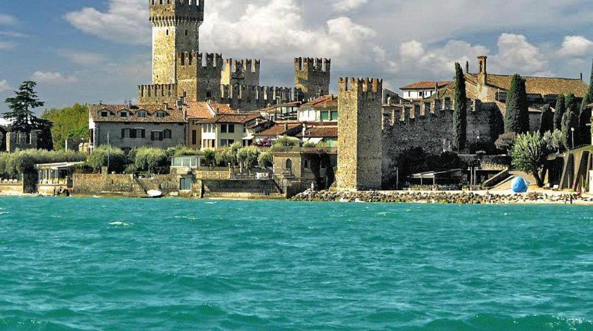 Perla Top Floor Apartment Sirmione Bagian luar foto