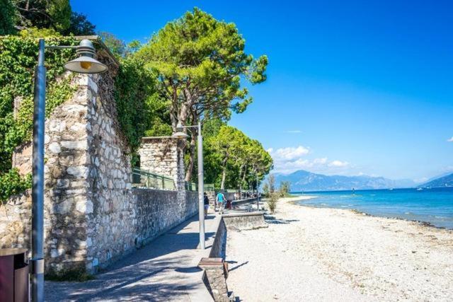 Perla Top Floor Apartment Sirmione Bagian luar foto