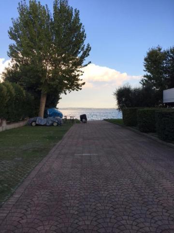 Perla Top Floor Apartment Sirmione Bagian luar foto